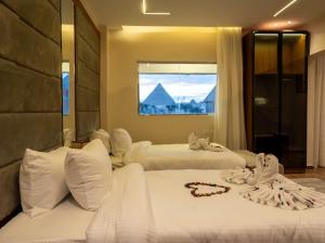 Postel nebo postele na pokoji v ubytování Tuya pyramids history view inn + 37 fotografií
