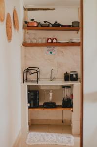 cocina con fregadero y cafetera en Casa cacau - Casinhas da Serena, en Caraíva 10 fotos más