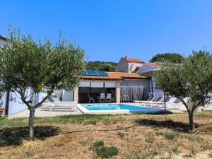 a house with a swimming pool in a yard at Family friendly house with a swimming pool Cunski, Losinj - 24170 in Cunski