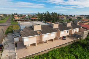 an overhead view of a row of houses at Casa 3 min da praia 2 suítes churrasqueira garagem in Tramandaí