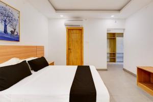 Postel nebo postele na pokoji v ubytování Collection O Eswar Grand Residency