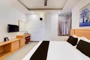 TV a/nebo společenská místnost v ubytování Collection O Eswar Grand Residency