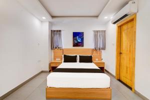 Postel nebo postele na pokoji v ubytování Collection O Eswar Grand Residency