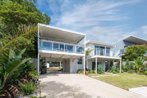 O grădină în afara Kaya Beach House - Family Villa with Water Views