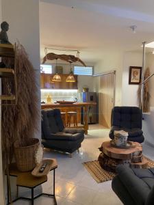 a living room with two chairs and a table at Casa Magia in Urrao