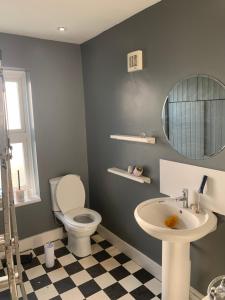 un baño con inodoro y lavabo en NEW!! Whole House with Mod Cons, Close to transport links, en South Norwood 8 fotos más