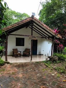 ein kleines Haus mit einem Schild, das die Flucht liest in der Unterkunft Cabaña Refugio in Buena Vista