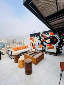 利马MONTERRICO POLO APARTS #21 - Dpto 2 Dorm Frente Embajada de USA的客厅配有沙发和壁画 更多22张照片