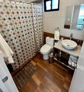 利马MONTERRICO POLO APARTS #21 - Dpto 2 Dorm Frente Embajada de USA的带马桶和水槽的浴室