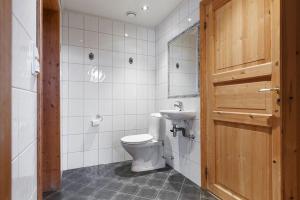 Ένα μπάνιο στο Cave in, 5 bedroom guesthouse - 275m2