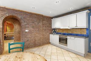 Η κουζίνα ή μικρή κουζίνα στο Cave in, 5 bedroom guesthouse - 275m2