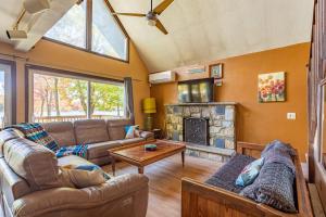 Χώρος καθιστικού στο Boardwalk Chalet Lakefront Fire Pit Pet Frie +35 φωτογραφίες