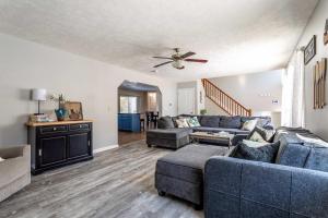 a living room with two couches and a ceiling fan at Lakeside Haven 5 BDR Fire Pit Pet Friendly in Tobyhanna