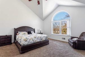 a bedroom with a bed and a window at Lakeside Haven 5 BDR Fire Pit Pet Friendly in Tobyhanna