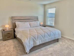 A bed or beds in a room at Spacious 3BR with Loft and Patio Még 27 kép