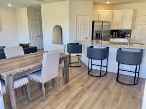 A kitchen or kitchenette at Spacious 3BR with Loft and Patio