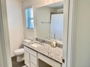 A bathroom at Spacious 3BR with Loft and Patio