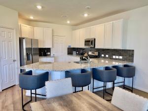 A kitchen or kitchenette at Spacious 3BR with Loft and Patio