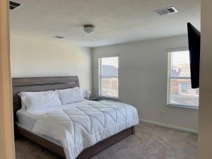 A bed or beds in a room at Spacious 3BR with Loft and Patio