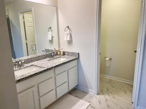 A bathroom at Spacious 3BR with Loft and Patio