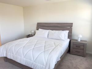 A bed or beds in a room at Spacious 3BR with Loft and Patio