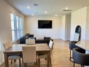A television and/or entertainment centre at Spacious 3BR with Loft and Patio