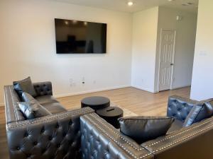 A television and/or entertainment centre at Spacious 3BR with Loft and Patio