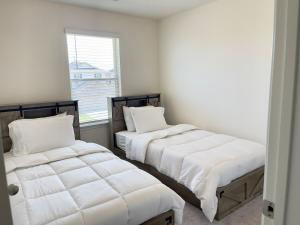 A bed or beds in a room at Spacious 3BR with Loft and Patio