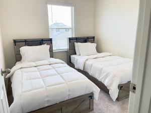 A bed or beds in a room at Spacious 3BR with Loft and Patio
