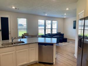 A kitchen or kitchenette at Spacious 3BR with Loft and Patio