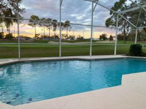 ein großer blauer Pool in einem Park in der Unterkunft Villa Sixteen Southern Dunes in Haines City
