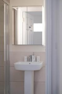 ダブリンにあるEblana Houseのバスルーム(白い洗面台、鏡付) +14枚の写真