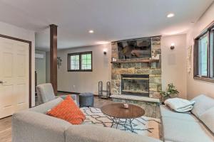 Χώρος καθιστικού στο Hot Tub Secluded Fire Pit Hammock +36 φωτογραφίες