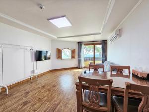 Μια τηλεόραση ή/και κέντρο ψυχαγωγίας στο Tteuribada Pension