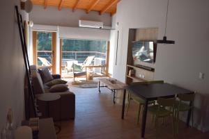 a living room with a couch and a table at Molla Tutto in Villa La Angostura