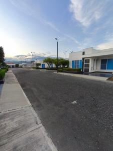 an empty street in front of a building at Casa Vacacional Flandes San Francisco in Flandes