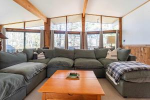 Posezení v ubytování Whispering Pines Chalet Game Room Fire Pit