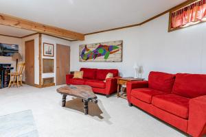 Posezení v ubytování Whispering Pines Chalet Game Room Fire Pit