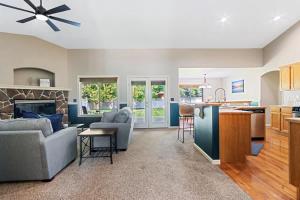 Χώρος καθιστικού στο Family home in desirable neighborhood with pool ac +46 φωτογραφίες