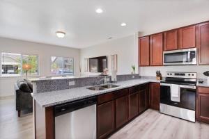 Η κουζίνα ή μικρή κουζίνα στο Charming Centrally Located Treasure Valley Custom