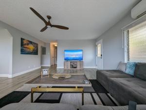 Televisyen dan/atau pusat hiburan di Panoramic Viewhouse Only 2-min Drive To Beach!