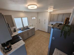 Dapur atau dapur kecil di Panoramic Viewhouse Only 2-min Drive To Beach!