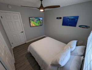 Katil atau katil-katil dalam bilik di Panoramic Viewhouse Only 2-min Drive To Beach!
