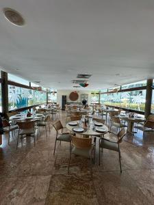 Un restaurante u otro lugar para comer en Porto de galinhas flat marulhos resort 29 fotos más