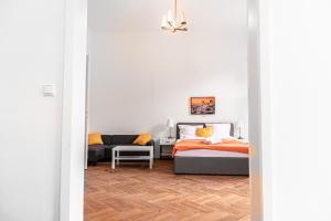 Voodi või voodid majutusasutuse Cozy 2BR Apt with TV & Netflix, Steps from AKH toas