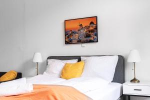 Voodi või voodid majutusasutuse Cozy 2BR Apt with TV & Netflix, Steps from AKH toas