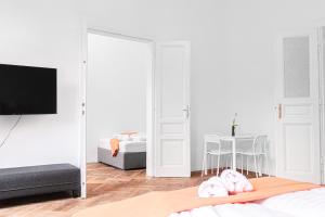 TV a/nebo společenská místnost v ubytování Cozy 2BR Apt with TV & Netflix, Steps from AKH + 15 fotografií
