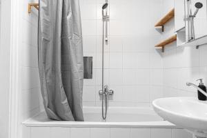 Koupelna v ubytování Cozy 2BR Apt with TV & Netflix, Steps from AKH