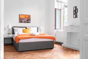 Voodi või voodid majutusasutuse Cozy 2BR Apt with TV & Netflix, Steps from AKH toas