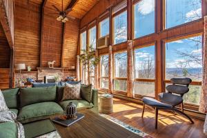 Posezení v ubytování Autumn Heights Pool Hot Tub Game Room Saun